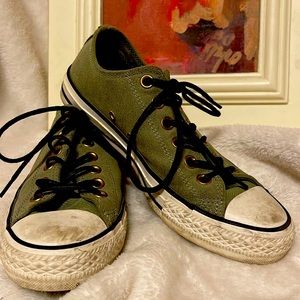 Unisex Converse women’s sz 7 men’s sz 5 almost like new. a tad dirty. Army Green
